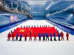 全程“玩梗”玩家“爆笑”，CF却借势做成了一场FPS久违的正经突破？